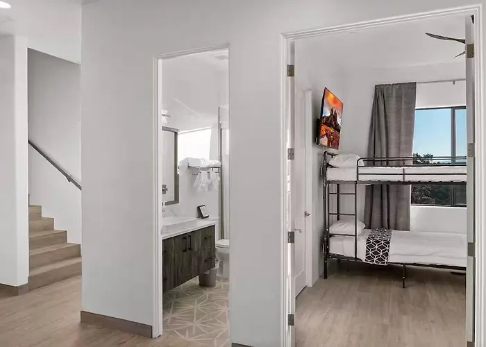 Dom wakacyjny New Uptown Dream 4br Wow! Views! Pool&spa *